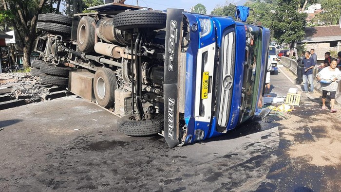 Truk terguling di Nagreg, Kabupaten Bandung.
