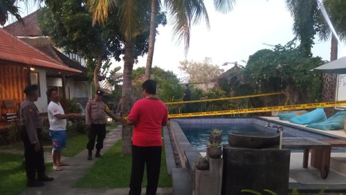 Petugas dari Polsek Kubu saat mendatangi lokasi turis China meninggal saat latihan diving di kolam yang ada di salah satu vila di Desa Tulamben, Karangasem Senin (14/8/2023).