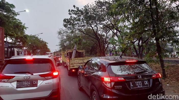 Turun Tol Margomulyo Macet, Pengendara Mengeluh Berhenti 35 Menit