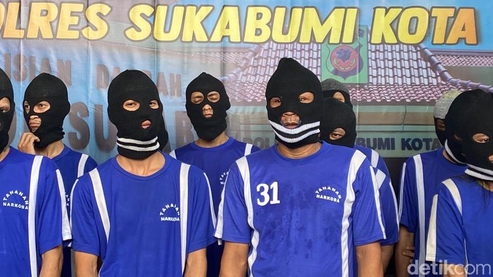 Ungkap perkara narkoba di Sukabumi, RS menggunakan pakaian biru bernomor 31