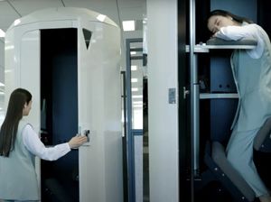 Unik! Kafe Ini Sediakan Tabung Vertikal untuk Tidur Sambil Berdiri