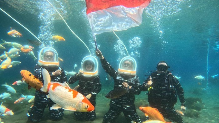 TNI AL bersama elemen masyarakat dan mahasiswa mengibarkan bendera di Umbul Ponggok.