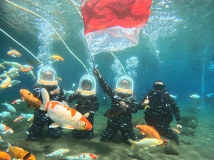 Khidmat! Merah Putih Dikibarkan di Dalam Air Umbul Ponggok Klaten