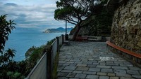 Jalan yang membentang di atas tebing setinggi 2.950 kaki telah menjadi salah satu tujuan paling banyak dilalui di Italia sejak pertama kali dibuat pada awal 1930-an. Namun jalan ikonik ini berlokasi di tebing yang terjal dan ditutup pada tahun 2012 karena longsor.