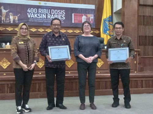 Wakil Gubernur Bali Tjokorda Gde Agung Sukawati menerima hibah vaksin anti rabies dari pemerintah Australia sebanyak 200 ribu dosis di kantor Gubernur Bali, Selasa (15/8/2023). (Aryo Mahendro)