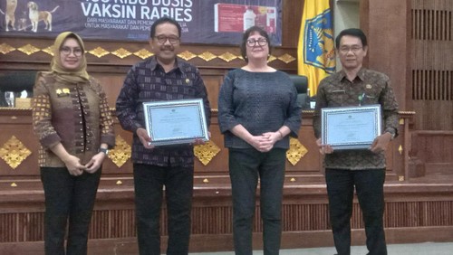 Wakil Gubernur Bali Tjokorda Gde Agung Sukawati menerima hibah vaksin anti rabies dari pemerintah Australia sebanyak 200 ribu dosis di kantor Gubernur Bali, Selasa (15/8/2023). (Aryo Mahendro)