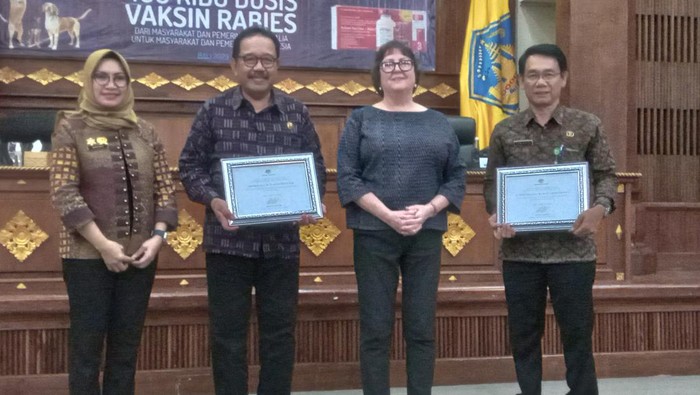Wakil Gubernur Bali Tjokorda Gde Agung Sukawati menerima hibah vaksin anti rabies dari pemerintah Australia sebanyak 200 ribu dosis di kantor Gubernur Bali, Selasa (15/8/2023). (Aryo Mahendro)