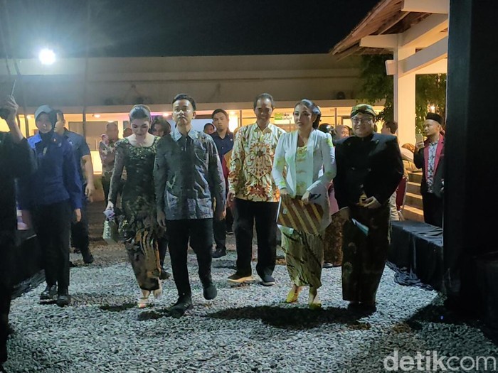 Wali Kota Solo Gibran Rakabuming Raka dan istri, Selvi Ananda, menghadiri acara pemilihan Putra Putri Solo 2023 di Lokananta, Solo, Selasa (15/8/2023) malam.