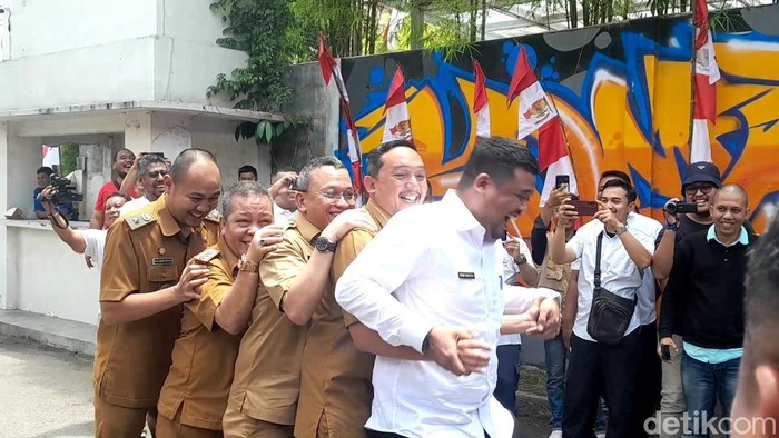 Walkot Bobby bermain terompah. (Nizar Aldi/detikSumut)