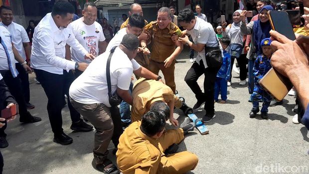 Walkot Bobby bermain terompah. (Nizar Aldi/detikSumut)