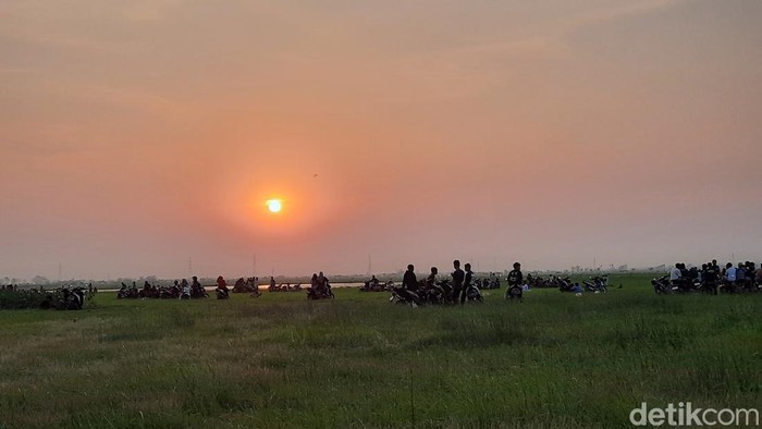 Warga berburu sunset di rawa yang mengering di Jakenan, Pati, Selasa (15/8/2023).