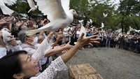 Ribuan warga menghadiri peringatan ini. (AP Photo/Eugene Hoshiko)