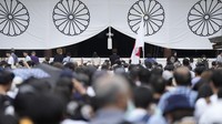 Setiap tanggal 15 Agustus jam 12 siang, warga serentak mengheningkan cipta selama satu menit. (AP Photo/Eugene Hoshiko)  