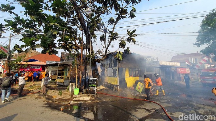 warung es teh di Kota Mojokerto terbakar