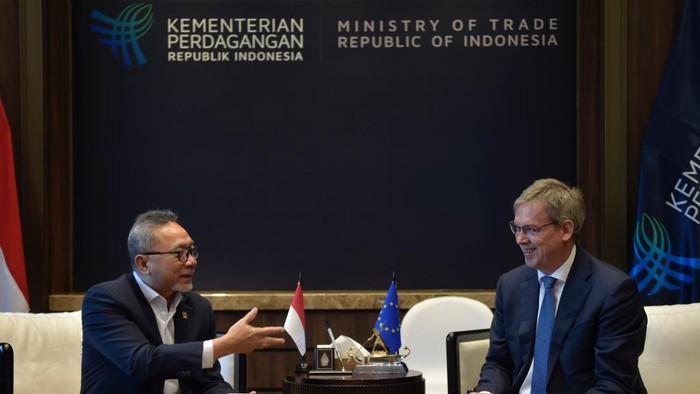 Menteri Perdagangan Zulkifli Hasan atau Zulhas menerima kunjungan pamitan Duta Besar Uni Eropa untuk Indonesia dan Brunei Darussalam, H.E. Vincent Piket di Ruang Tamu Mendag, Jakarta Pusat, Selasa (15/8).