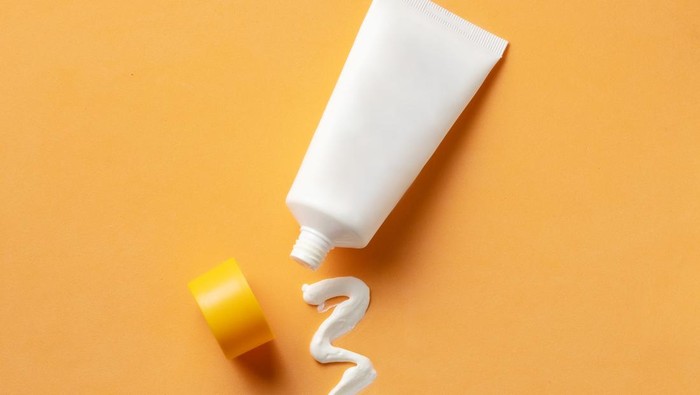 Cuaca RI Panas Bak Neraka Bocor, Mending Pakai Sunscreen SPF30 atau SPF50?