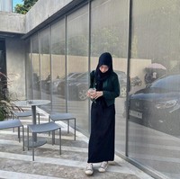 Inilah potret cantik Adiba yang kerap memamerkan OOTD-nya di Instagram. Hijab hitam menjadi andalannya yang kerap tampil dengan busana warna monokrom.  Foto: Instagram Adiba Khanza