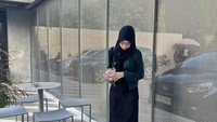 Selain itu, ada juga momen Adiba saat nongkrong di kafe. Tak ketinggalan ia selalu memesan kopi favoritnya. Foto: Instagram Adiba Khanza