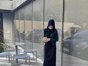 Gaya Keren Adiba Khanza saat Jajan Es Kopi di Kafe Kekinian