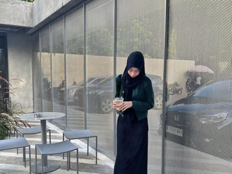 Gaya Keren Adiba Khanza saat Jajan Es Kopi di Kafe Kekinian