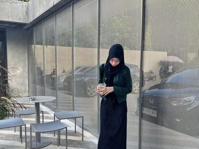 Gaya Keren Adiba Khanza saat Jajan Es Kopi di Kafe Kekinian