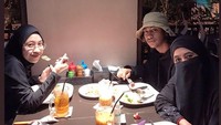 Berbeda dengan momen kuliner yang satu ini. Adiba, Abidzar dan sang ibu menikmati steak di sebuah restoran terkenal. Foto: Instagram Adiba Khanza