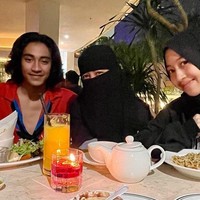 Menyoal Adiba yang menikah muda, Umi Pipik mengatakan bahwa usia tidak jadi masalah. Nggak masalah. Dulu saya juga nikah umur 23 tahun, Ujenya umur 27. Umur itu nggak menjamin guys, kata Umi Pipik, seperti dikutip dari detikHot.  Foto: Instagram Adiba Khanza