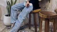 Begini pose Adiba saat pose candid sambil memegangi es kopi. Banyak netizen yang terpukau dengan pose nongkrongnya ini. Foto: Instagram Adiba Khanza