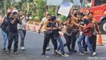 Aksi Aktivis Coba Terobos Balai Kota, Tuntut Penanganan Polusi Jakarta