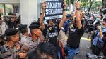 Aksi Aktivis Coba Terobos Balai Kota, Tuntut Penanganan Polusi Jakarta