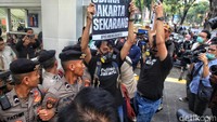 Para aktivis ini menuntut pemerintah untuk pengendalian polusi udara Jakarta.  