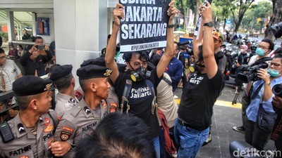 Aksi Aktivis Coba Terobos Balai Kota, Tuntut Penanganan Polusi Jakarta