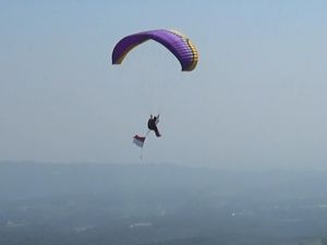 Sambut HUT RI, Ninuk Terbang di Langit Subang Kibarkan Merah Putih