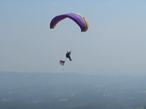 Sambut HUT RI, Ninuk Terbang di Langit Subang Kibarkan Merah Putih
