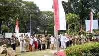 Di akhir, Ir. Soekarno bersama rakyat Indonesia memberikan hormat ke bendera merah putih sembari menyanyikan lagu Indonesia Raya.