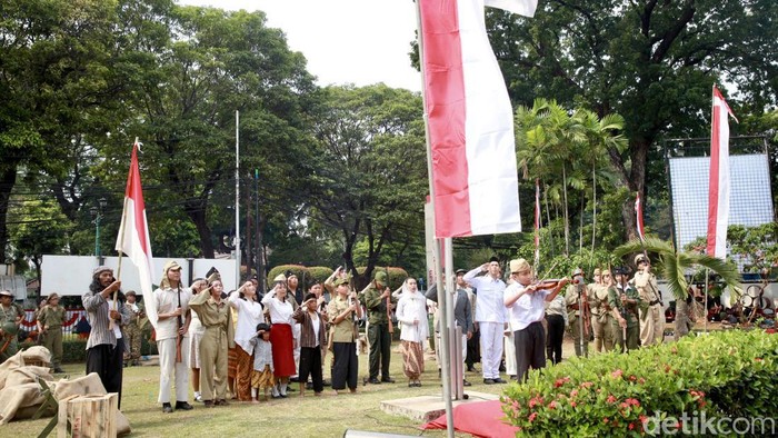 Aksi Teatrikal Peringati Hari Kemerdekaan RI Dalam rangka menyambut Hari Kemerdekaan, Museum Perumusan Naskah Proklamasi menggelar aksi teatrikal sosiodrama.