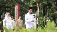 Salah satu adegan yang menggambarkan pembacaan teks proklamasi oleh Ir. Soekarno yang didampingi oleh Moh. Hatta dan rakyat Indonesia.