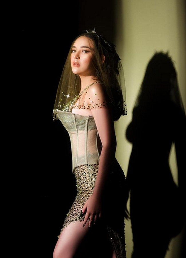 Tampil dengan busana serba hijau, Amanda tampil dengan bra payet hijau dan bustier  transparan. Untuk rok sequinnya pun senada dengan  branya. Foto: dok. Instagram FD Photography