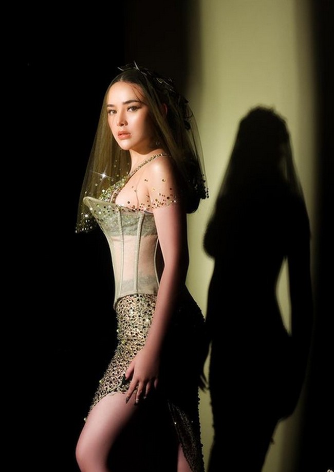 Banyak yang memuji dengan keindahan tubuh Amanda, namun tak sedikit pula yang mengkritik penampilannya terlalu seksi. Foto: dok. Instagram FD Photography