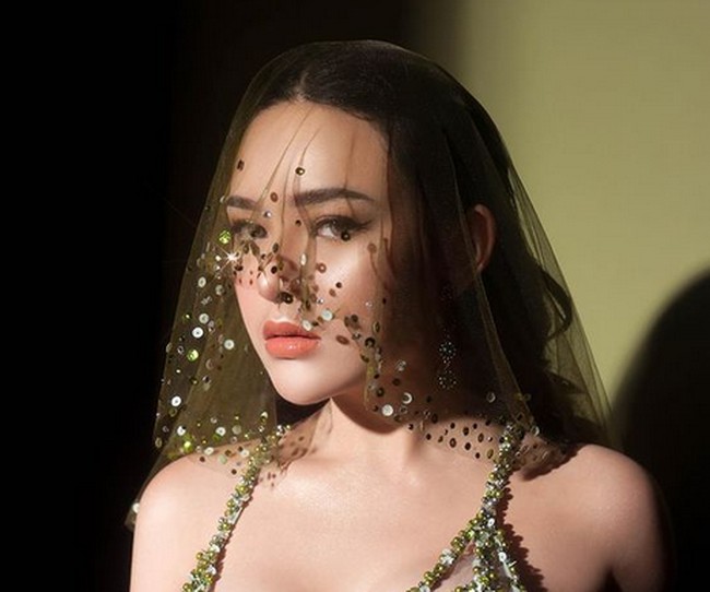 “Udah gak ori,” saut netizen yang membalas komentar perubahan area dada Amanda Manopo. Namun tidak sedikit pula netizen yang berspekulasi bahwa area dadanya hasil dari makeup dan editan. Foto: dok. Instagram FD Photography