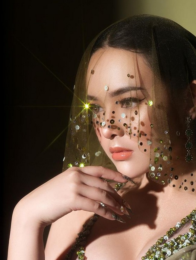Memberikan kesan mistis, Amanda Manopo tampil dengan veil. Foto: dok. Instagram FD Photography