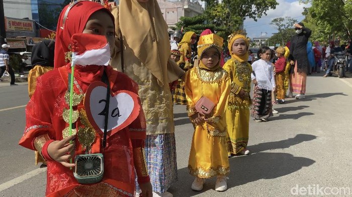 Anak-anak TK PAUD di Kendari pawai mengenakan pakaian adat.