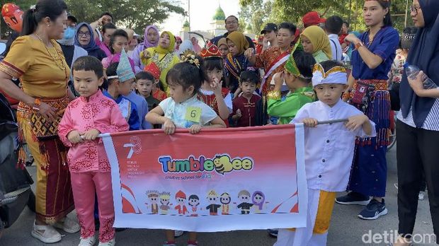 Anak-anak TK PAUD di Kendari pawai mengenakan pakaian adat.