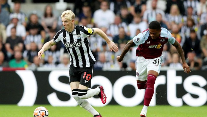 Soccer Football - Premier League - Newcastle United v Aston Villa - St James Park, Newcastle, Britain - August 12, 2023 Newcastle Uniteds Anthony Gordon in action with Aston Villas Leon Bailey REUTERS/Scott Heppell EDITORIAL USE ONLY. No use with unauthorized audio, video, data, fixture lists, club/league logos or live services. Online in-match use limited to 75 images, no video emulation. No use in betting, games or single club /league/player publications.  Please contact your account representative for further details.