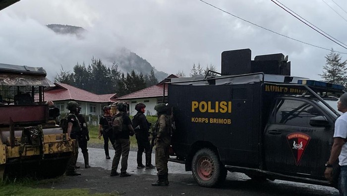Aparat gabungan saat siaga usai kontak tembak dengan KKB di Kabupaten Puncak.