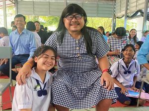 Haru, Pria Ini Pakai Dress dan Wig Hadiri Perayaan Hari Ibu di Sekolah Anak