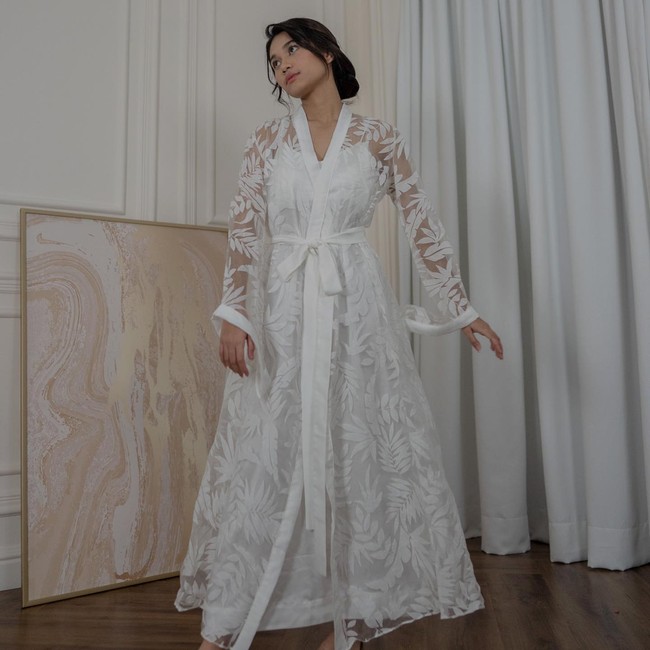 Berbagai postingan di media sosial menyebut Azizah Salsa dan Pratama Arhan tengah mempersiapkan pernikahan. Hal tersebut menjadi perhatian netizen yang terkejut bahwa keduanya punya hubungan. Sebelumnya, pesepakbola kelahiran Blora itu diketahui berpacaran dengan Marshella Aprilia. Foto: Instagram @azizahsalsha_