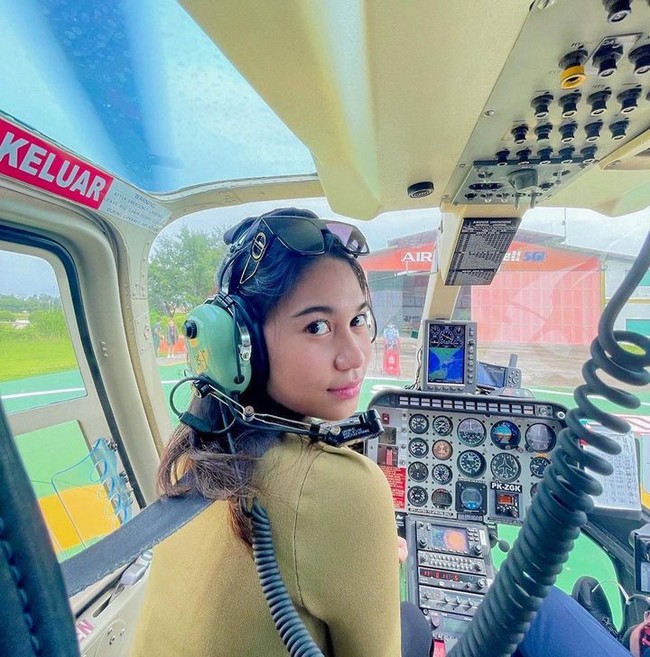 Dalam video yang beredar, Pratama dan Zize memang tampak sedang berada di jalanan Jepang. Sebuah postingan yang menyebut nama keduanya memperlihatkan pria berusia 21 tahun itu tengah mendorong seorang wanita di kereta bayi yang diduga adalah Zize. Foto: Instagram @azizahsalsha_