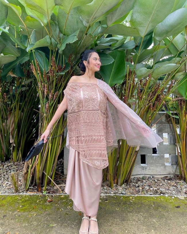 Dilansir detikHot, Zize dan Pratama bakal melangsungkan akad nikah di salah satu Mesjid Indonesia di Tokyo. Surat numpang menikah dan perizinan pemakaian masjid yang diurus sejak dua minggu lalu pun sudah keluar. Begitu juga dengan surat izin penggunaan masjid, kata sumber. Foto: Instagram @azizahsalsha_