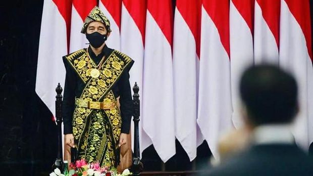 Baju adat Suku Sabu yang dikenakan Presiden Jokowi saat pidato kenegaraan tampak megah dengan kombinasi warna hitam dan emas. (Muchlis - Biro Pers Setpres)